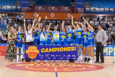 El Cadí La Seu, celebrant el títol com a campió de la Lliga Nacional Catalana Femenina 2026 (Foto: FCBQ/Jonay González)