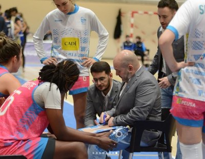 Temps mort en el partit del Cadí La Seu davant l'Osés Construcció (Foto: Sedis Bàsquet)