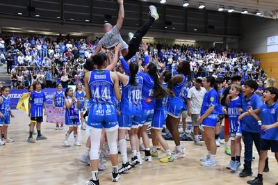 Les jugadores del Cadí La Seu mantegen Xevi Calm en el seu comiat com a tècnic i fisio de l'equip (Foto: Agustí Peña)