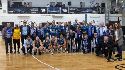 Jugadores, tècnics, directius i aficionats celebren la classificació del Cadí La Seu per als 1/16 de final de l'EuroCup (Foto: Sedis Bàsquet) 