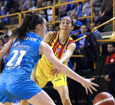 Georgina Bahí, en una jugada d'atac al partit d'aquest diumenge a Salamanca (Foto: Vir Pintado / CB Avenida)