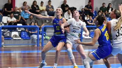 Sierra Campisano i Veronika Remenárová, en una jugada del partit Eleftheria Moschatou-Cadí La Seu (Foto: FIBA EuroCup Women)