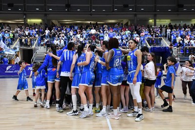 El Cadí La Seu celebra la permanència a la Lliga Femenina després de superar el Lointek Gernika Bizkaia (Foto: Agustí Peña)