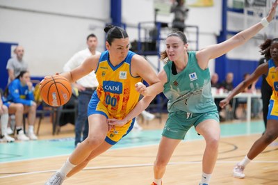 Jugada d'atac d'Ainhoa Gervasini en el partit del Cadí La Seu a Estepona (Foto: Sedis Bàsquet/FB)