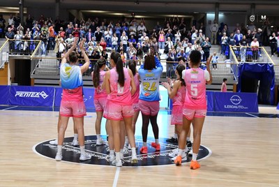 El Cadí La Seu celebra amb l'afició el triomf sobre el Movistar Estudiantes (Foto: Agustí Peña)
