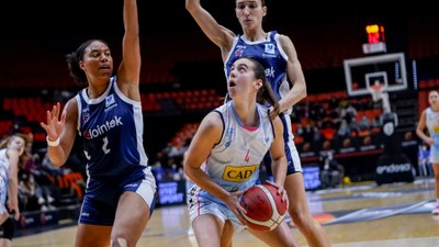 Laia Raventós intenta encistellar davant de Tinara Moore i Belén Arrojo, a la Copa 2022 (Foto: FEB)