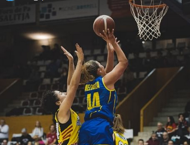 Jugada d'atac d'Amber Melgoza al partit d'EuroCup entre Spar Girona i Cadí La Seu (Foto: Sedis Bàsquet)