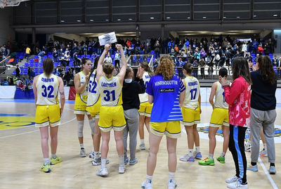 El Cadí La Seu saluda l'afició després de vèncer contra l'Eleftheria Moschatou (Foto: Agustí Peña)