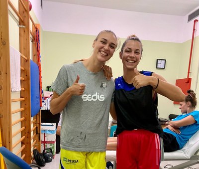Ariadna Pujol i Júlia Soler passen la revisió mèdica per començar la pretemporada del Cadí La Seu (Foto: Sedis Bàsquet)