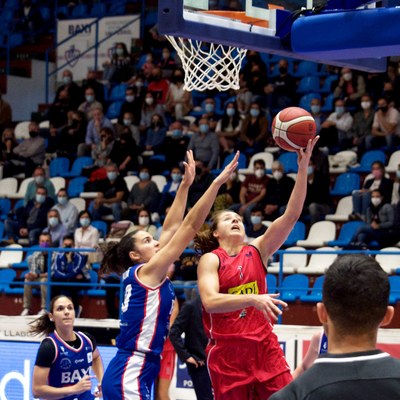 Jugada d'atac de Mikayla Pivec a Ferrol (Foto: Manu Cainzos)