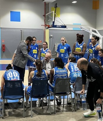 El Cadí La Seu, en un temps mort del partit a la pista de l'Spar Gran Canaria (Foto: CB Islas Canarias)