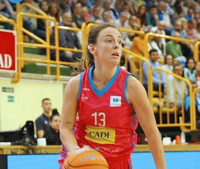 Jugada d'atac de Regina Aguilar en el partit del Cadí La Seu a Salamanca (@sedisbasquet)
