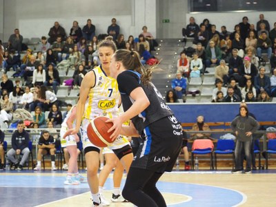 Anna Palma, en una jugada del partit IDK Euskotren-Cadí La Seu (Foto: Ibaeta Basket)