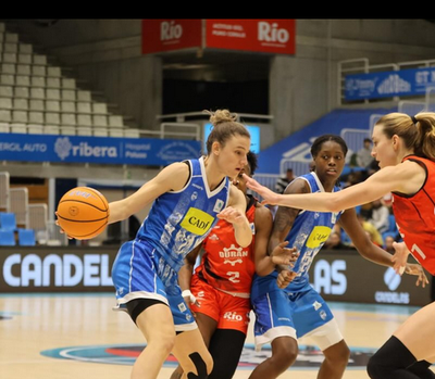 Jugada d'atac d'Anna Palma en el partit del Cadí La Seu a Lugo (Foto: CB Ensino)