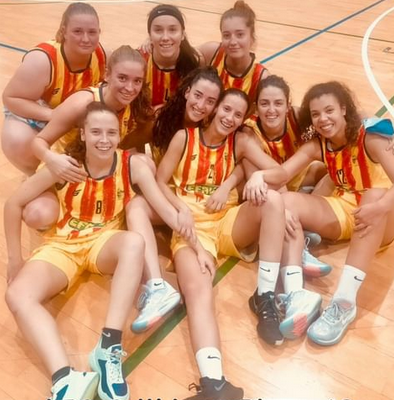 El Sedis Efausa celebra la victòria a la pista del Collblanc Ítaca (Foto: Sedis Bàsquet)