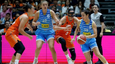 Maggie Bair i Júlia Soler, màximes anotadores del Cadí La Seu a València (Foto: València Basket)