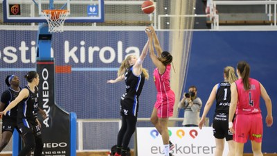 Llançament de Jewel Tunstull en el partit contra l'IDK Euskotren (Foto: Óscar Araujo / Ibaeta Basket)