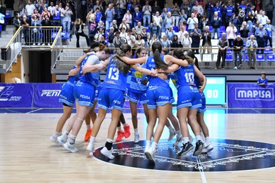 El Cadí La Seu celebra amb l'afició la primera victòria a la Lliga, contra l'Innova-TSN Leganés (Foto: Agustí Peña)