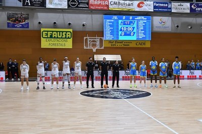 Minut de silenci abans del partit Cadí La Seu-Lointek Gernika Bizkaia, en record de les víctimes dels aiguats al País Valencià (Foto: Agustí Peña)