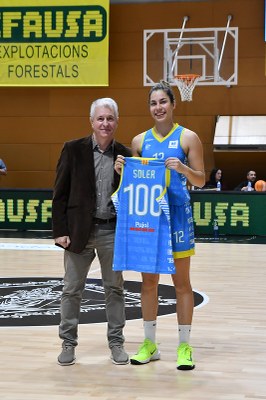 Reconeixement a Júlia Soler pels seus 100 partits amb el Cadí La Seu (Foto: Agustí Peña)
