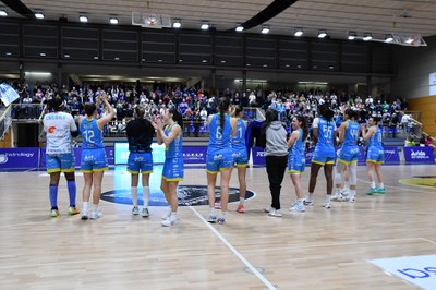 El Cadí La Seu celebra amb l'afició la permanència a la Lliga Femenina (Imatge: Sedis Bàsquet)
