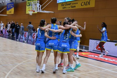 Les jugadores del Cadí La Seu celebren la victòria sobre l'Ensino (Foto: Agustí Peña)