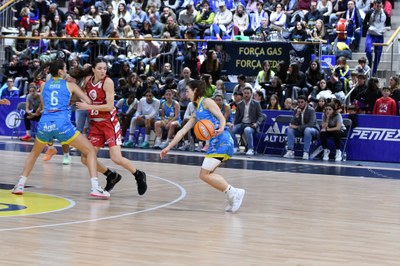 Jugada d'atac del Cadí La Seu en el partit contra el Casademont, que va omplir el Palau d'Esports (Foto: Agustí Peña)