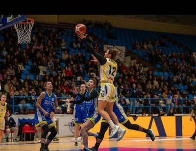 Internada de Júlia Soler en el partit del Cadí La Seu a Ferrol (Foto: Baxi Ferrol)