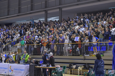 El públic del Palau d'Esports celebra el passi a semifinals (Foto: Agustí Peña)