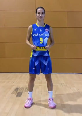 Laura Peña mostra la samarreta titular del Cadí La Seu per a l'EuroCup 2022-2023