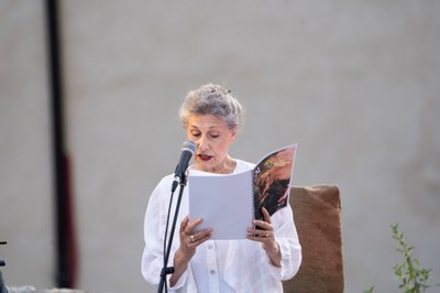 Carme Sansa recita en l'acte d'homenatge als veïns de les Valls d'Àneu que van ser deportats a camps nazis (Foto: Dansàneu)