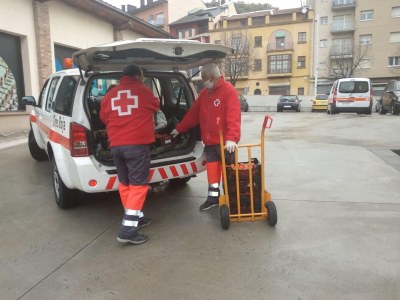 Voluntaris de Creu Roja carreguen material al magatzem d'Aliments per la Solidaritat (Foto: CR)