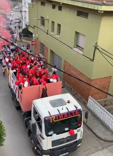El CE Oliana celebra l'ascens a Segona Catalana amb una rua pels carrers de la vila (Imatge: @ceoliana)