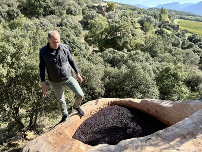 Raül Bobet, en un dels cups medievals que fa servir per preparar el vi Castell d'Encús (Foto: ACN / Marta Lluvich)