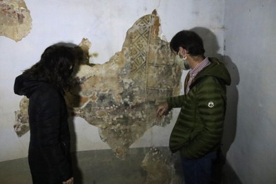 La delegada de Patrimoni Cultural del Bisbat d'Urgell, Clara Arbués, i el tècnic de Patrimoni Cultural del Consell de l'Alt Urgell, Carles Gascón, mirant les pintures romàniques de l'església de Solanell (Foto: ACN)