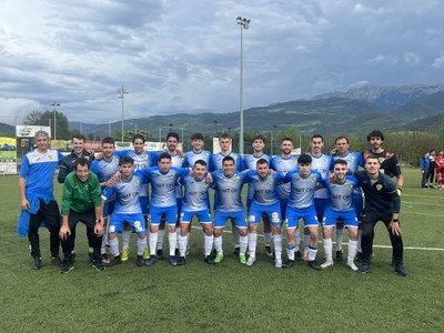 Foto de grup de La Seu FC 2022-2023, a l'últim partit de la temporada (@fclaseu)