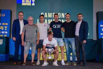 El CE Oliana recull la copa de campions de Tercera Catalana 2022-2023 (Foto: FCF)