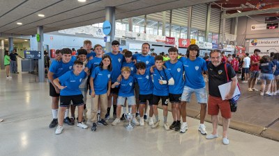 El CF Organyà, amb la copa de campions de Segona Divisió infantil (Foto: CF Organyà)