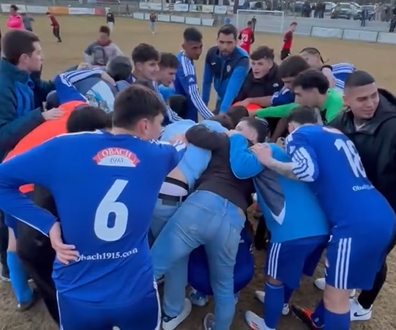 El CF Organyà celebra el triomf en el duel amb el Coll de Nargó (@cforganya)