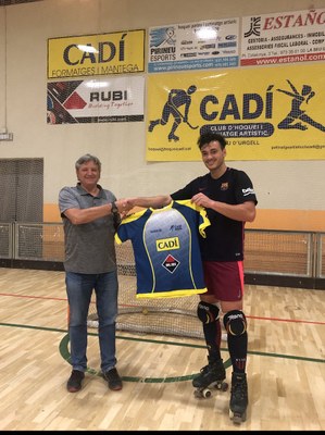 El president del CHPA Cadí, Joan Garreta, presenta el jugador Juan Agustín Cerezo (@chpacadi_hoquei)