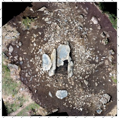 Imatge aèria del Dolmen de la Llosa de Bescaran després de la intervenció arqueològica (Foto: ReGiraRocs)
