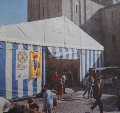El primer recinte de la Fira de Formatges Artesans del Pirineu, a la plaça dels Oms (Arxiu Ajuntament de la Seu)