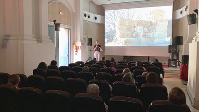 Introducció a una de les projeccions del certamen al Museu Cerdà de Puigcerdà (Foto: ACN)