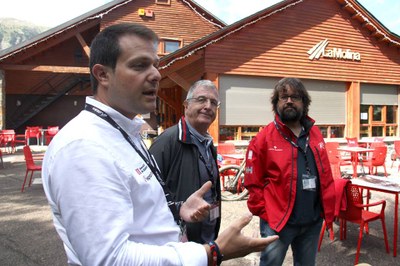 Gilbert Felli (centre), amb Gerard Figueras i Ricard Font, a La Molina (Foto: ACN)