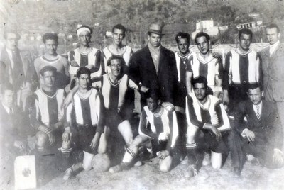 Imatge històrica del CF Organyà amb el jugador del Barça Josep Samitier