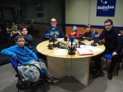 El president i una representació dels jugadors del Club Escacs la Seu, als estudis de RàdioSeu