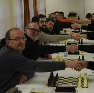 Jugadors del CE La Seu abans d'iniciar-se les partides davant el CE Pardinyes (Foto: CE La Seu)