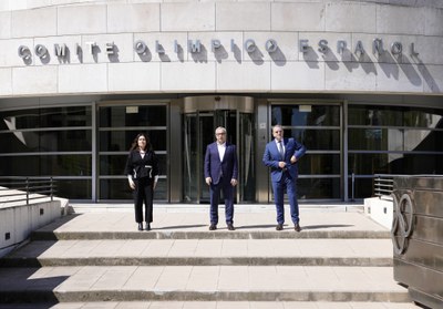 La consellera de Presidència, Laura Vilagrà; el president del Comitè Olímpic Espanyol, Alejandro Blanco, i el secretari d'Estat per a l'Esport, José Manuel Franco, davant de la seu del COE després de signar l'acord tècnic per a la candidatura dels Jocs (F