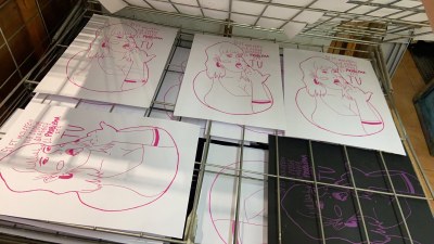 Material amb el lema de la campanya 'Si et molesten els cossos grassos, el problema ets tu'