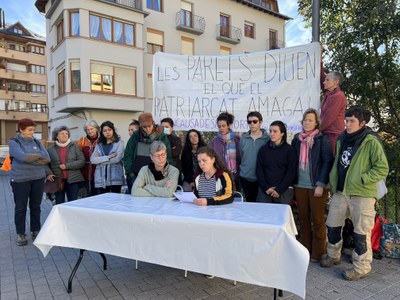 El col·lectiu transfeminista del Pallars Sobirà La Geganta Desperta durant la roda de premsa a Sort (Foto: ACN/Marta Lluvich)